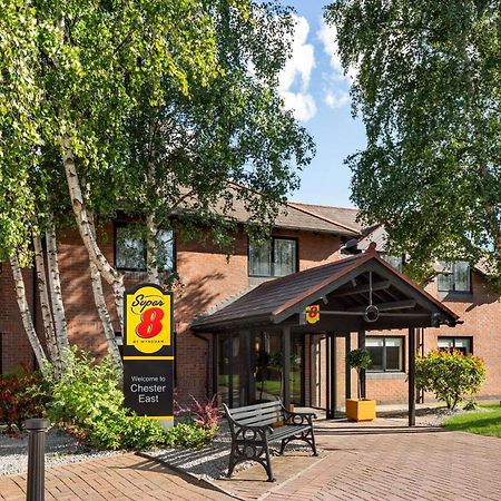 Super 8 By Wyndham Chester East Bagian luar foto