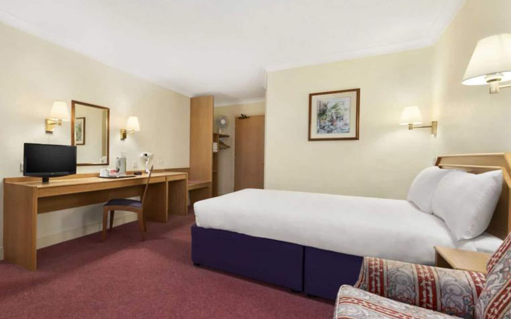 Super 8 By Wyndham Chester East Bagian luar foto