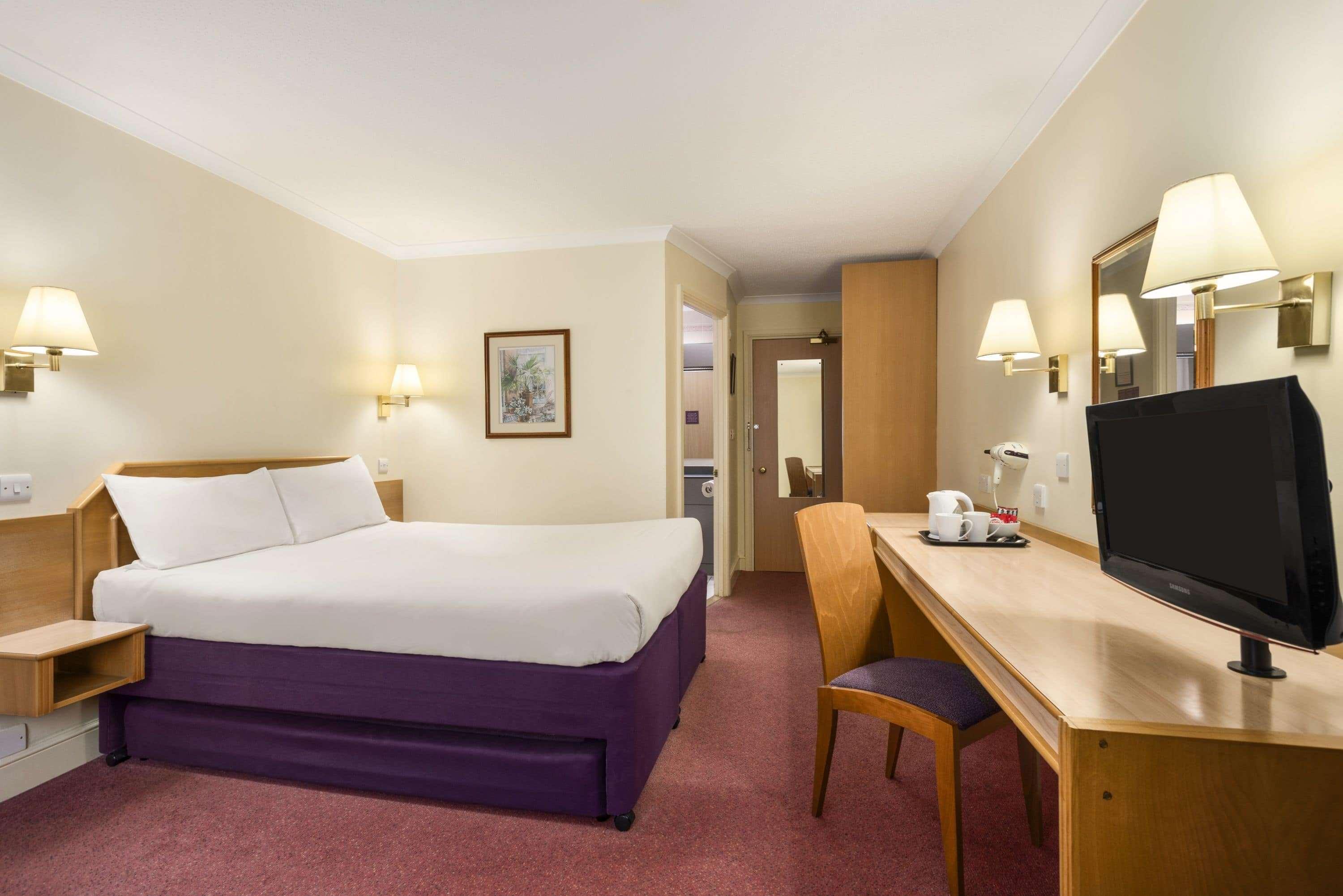 Super 8 By Wyndham Chester East Bagian luar foto