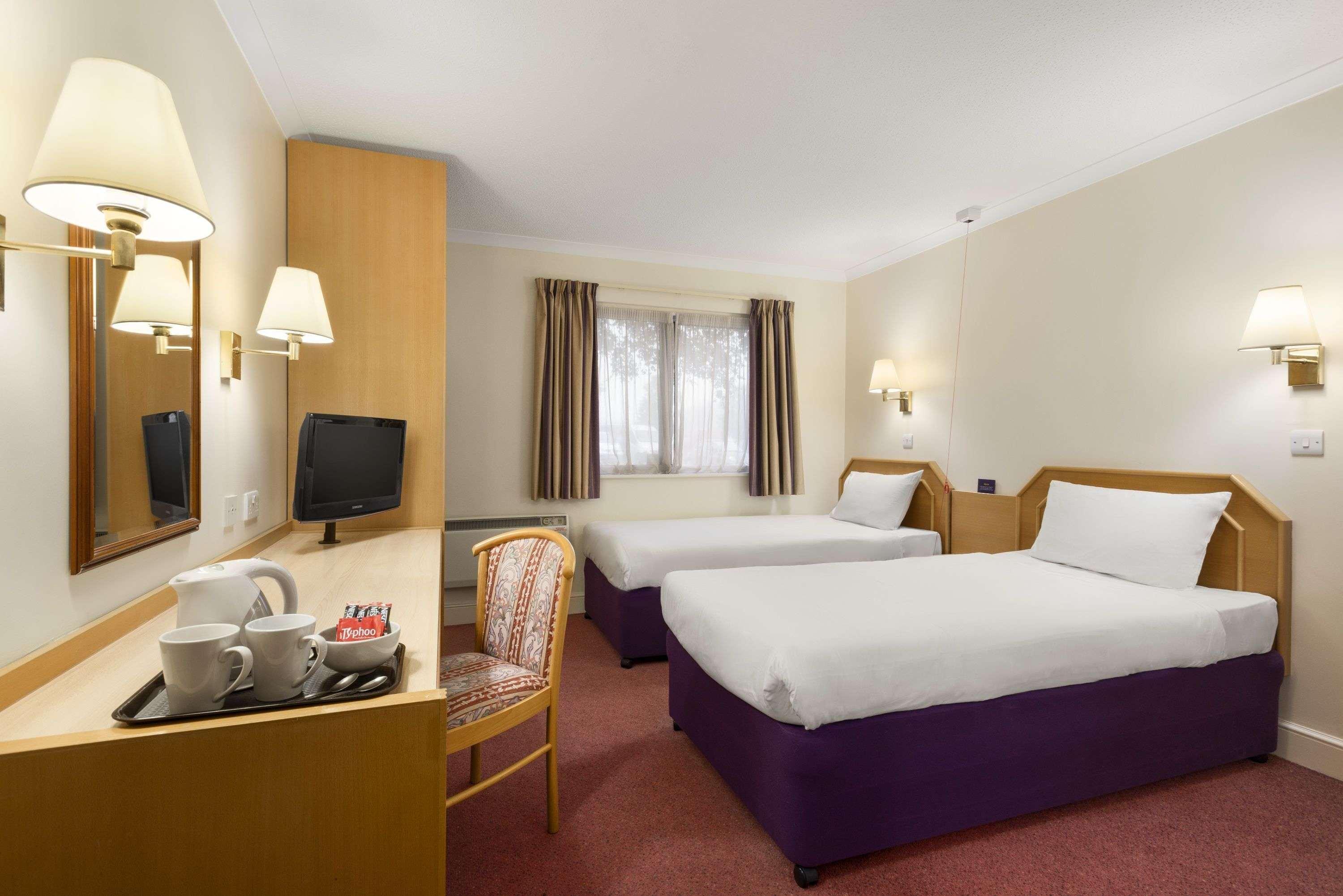 Super 8 By Wyndham Chester East Bagian luar foto