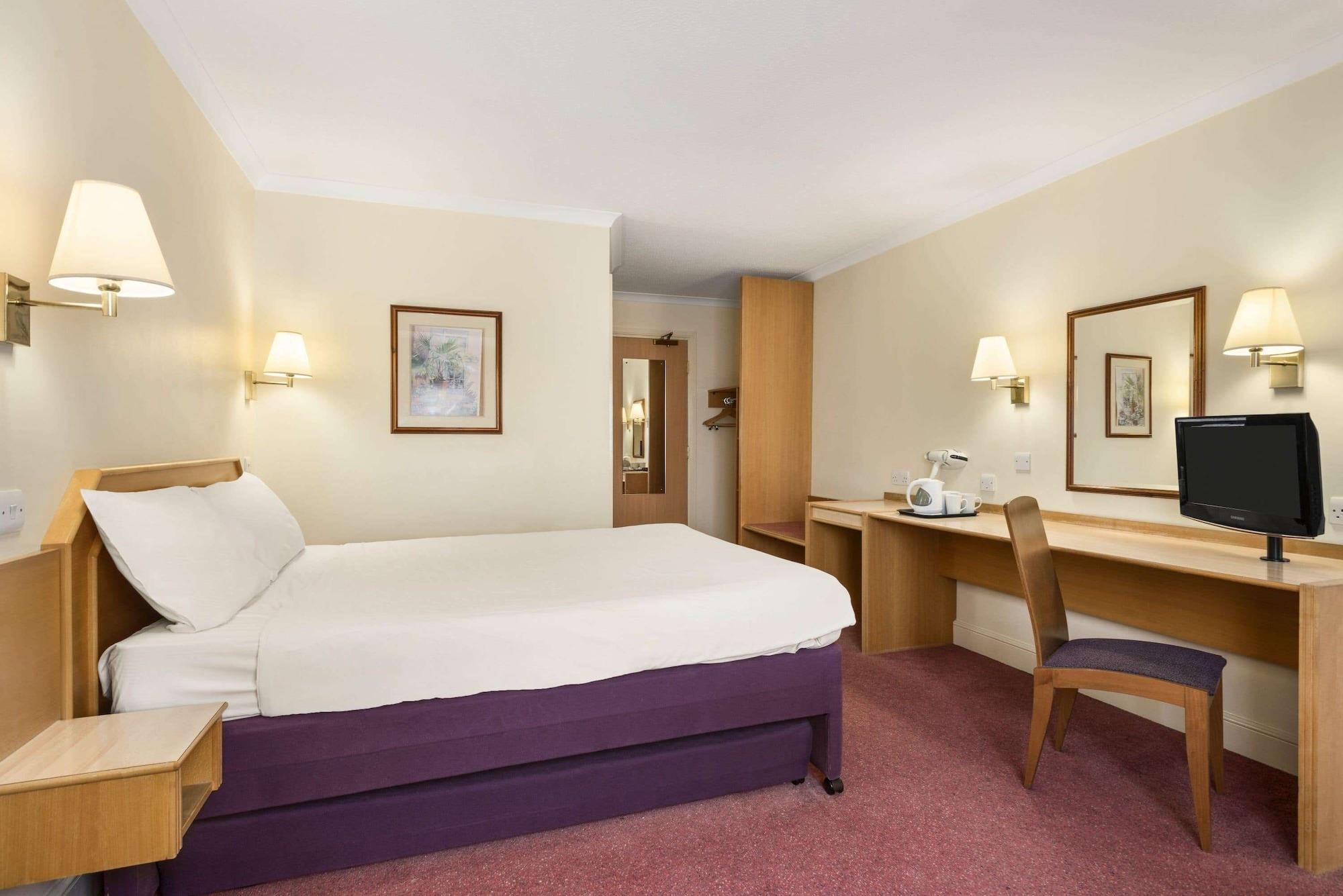 Super 8 By Wyndham Chester East Bagian luar foto