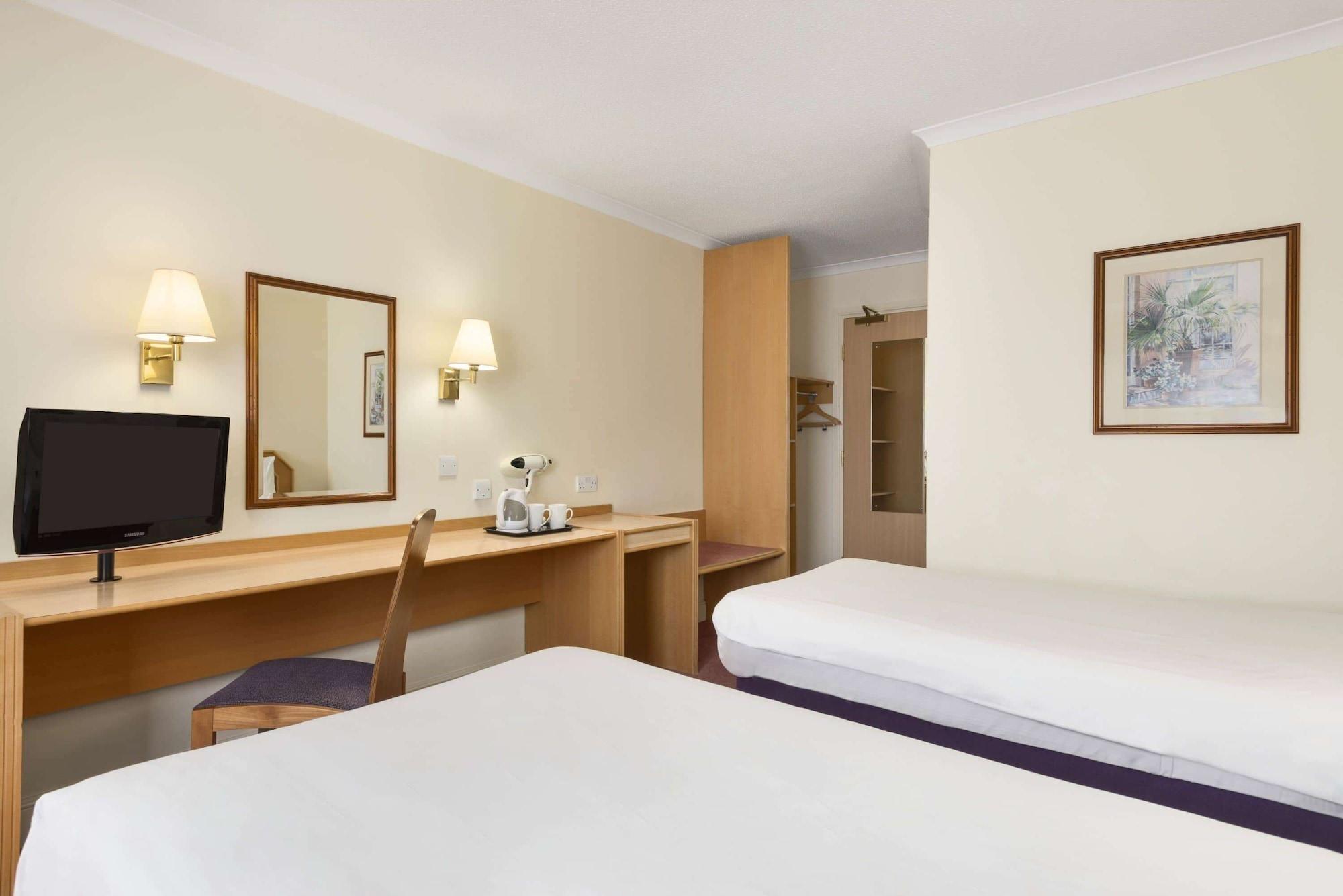 Super 8 By Wyndham Chester East Bagian luar foto