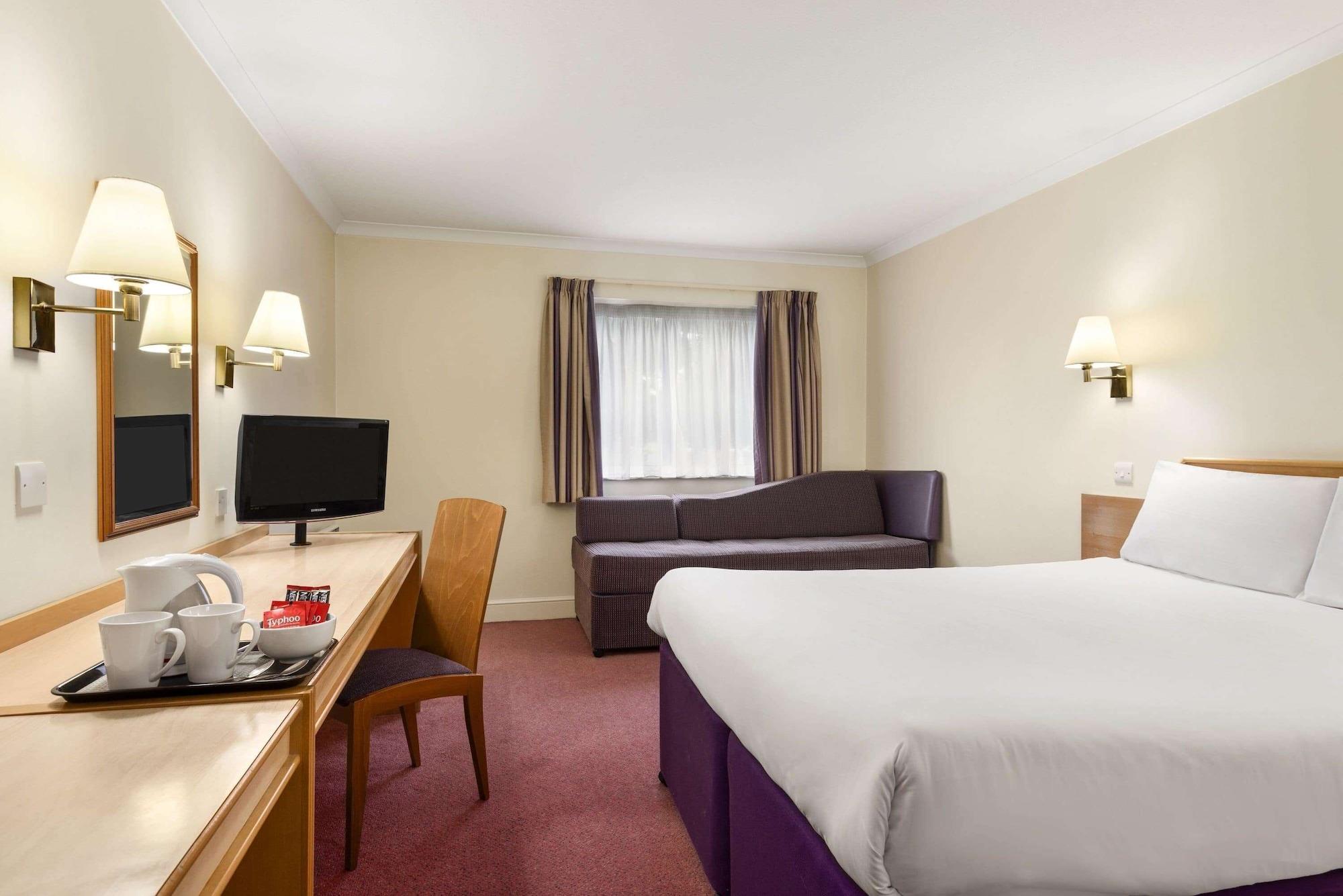 Super 8 By Wyndham Chester East Bagian luar foto