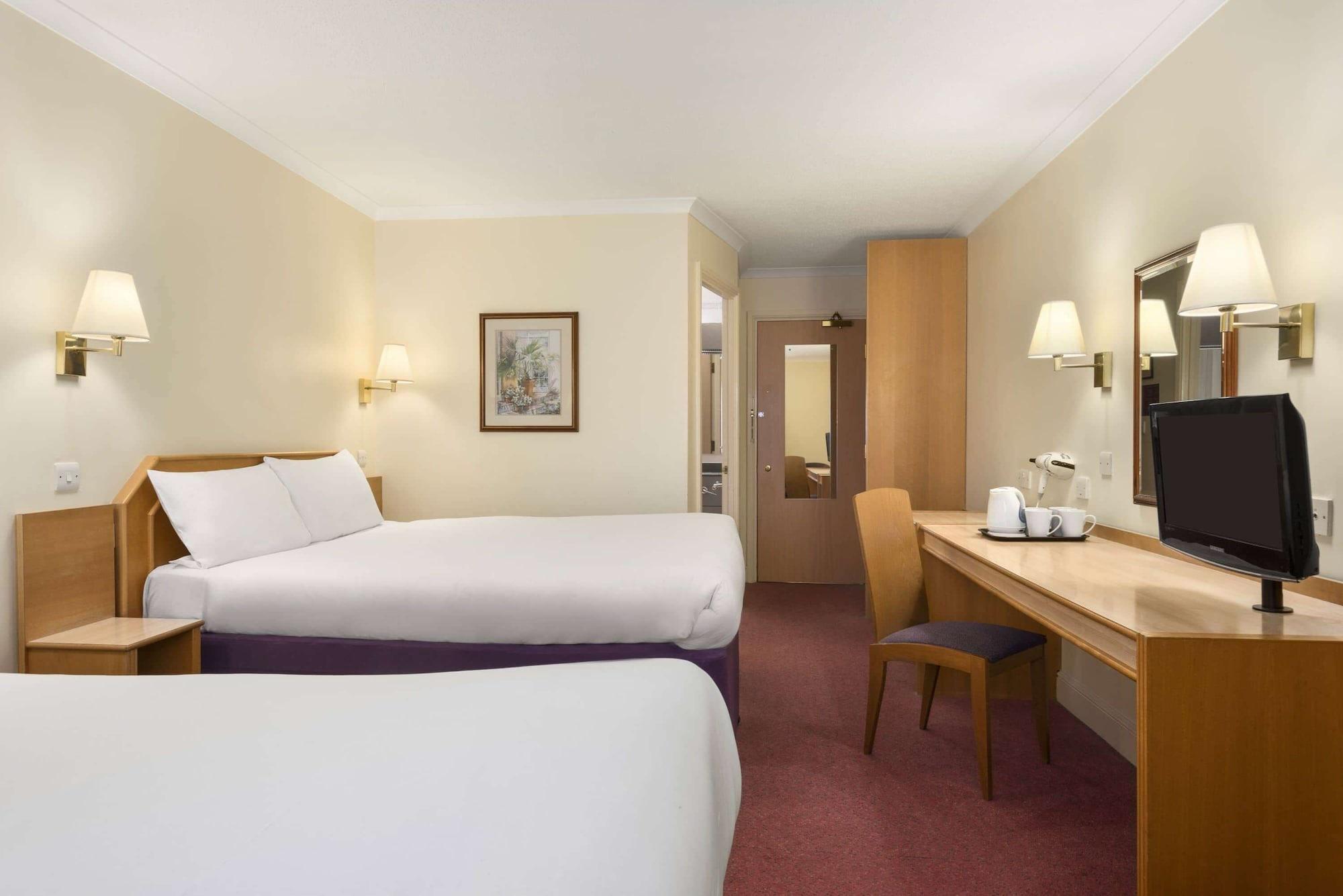 Super 8 By Wyndham Chester East Bagian luar foto