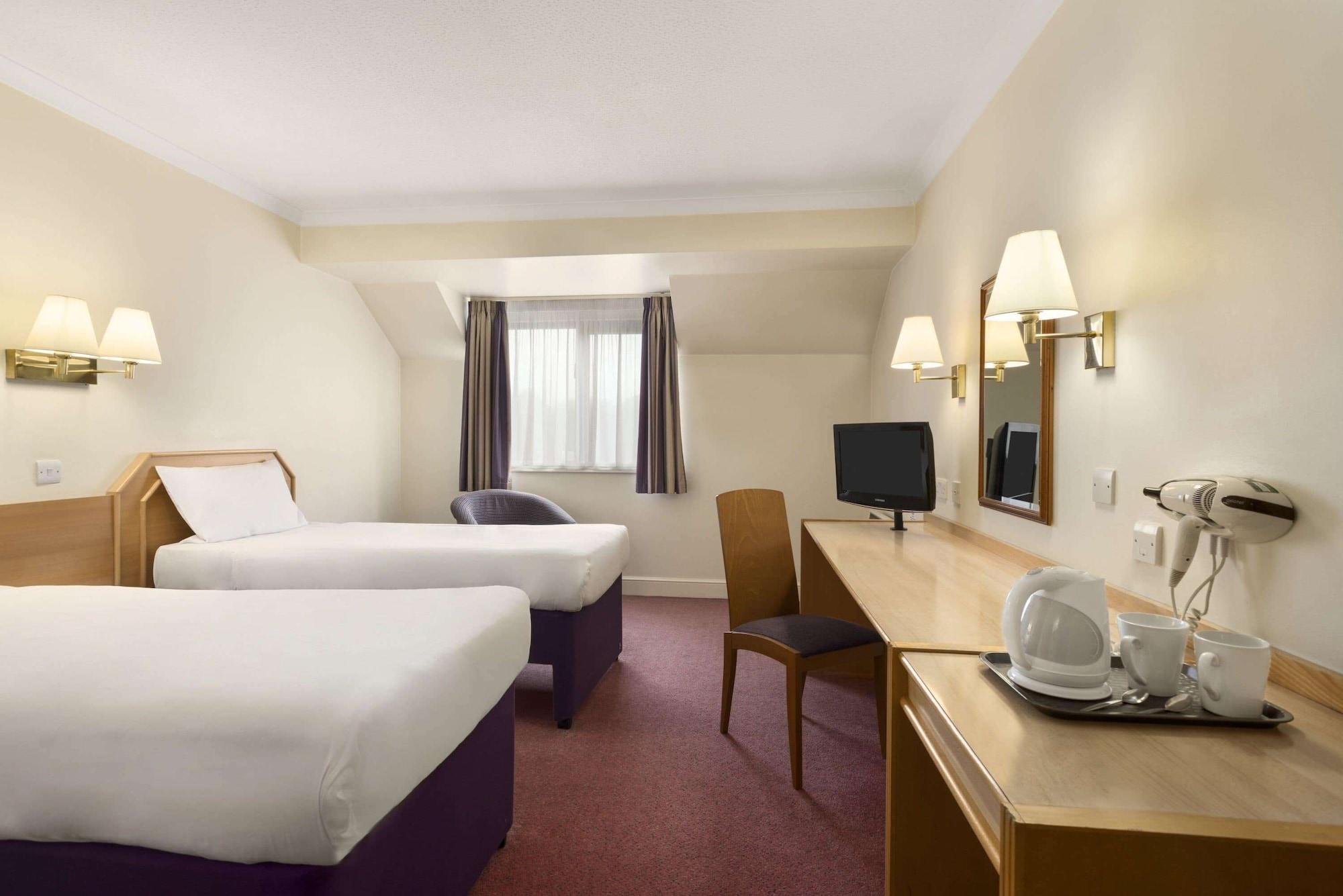 Super 8 By Wyndham Chester East Bagian luar foto