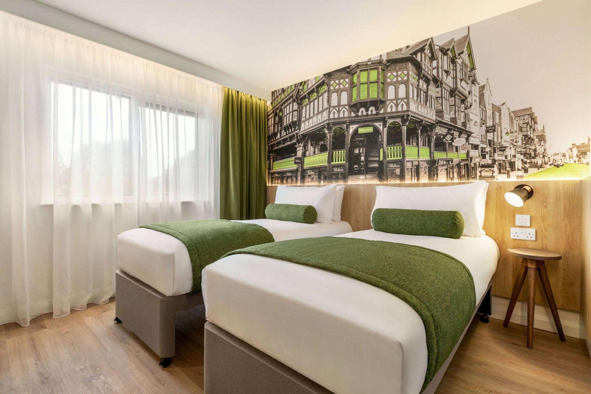 Super 8 By Wyndham Chester East Bagian luar foto