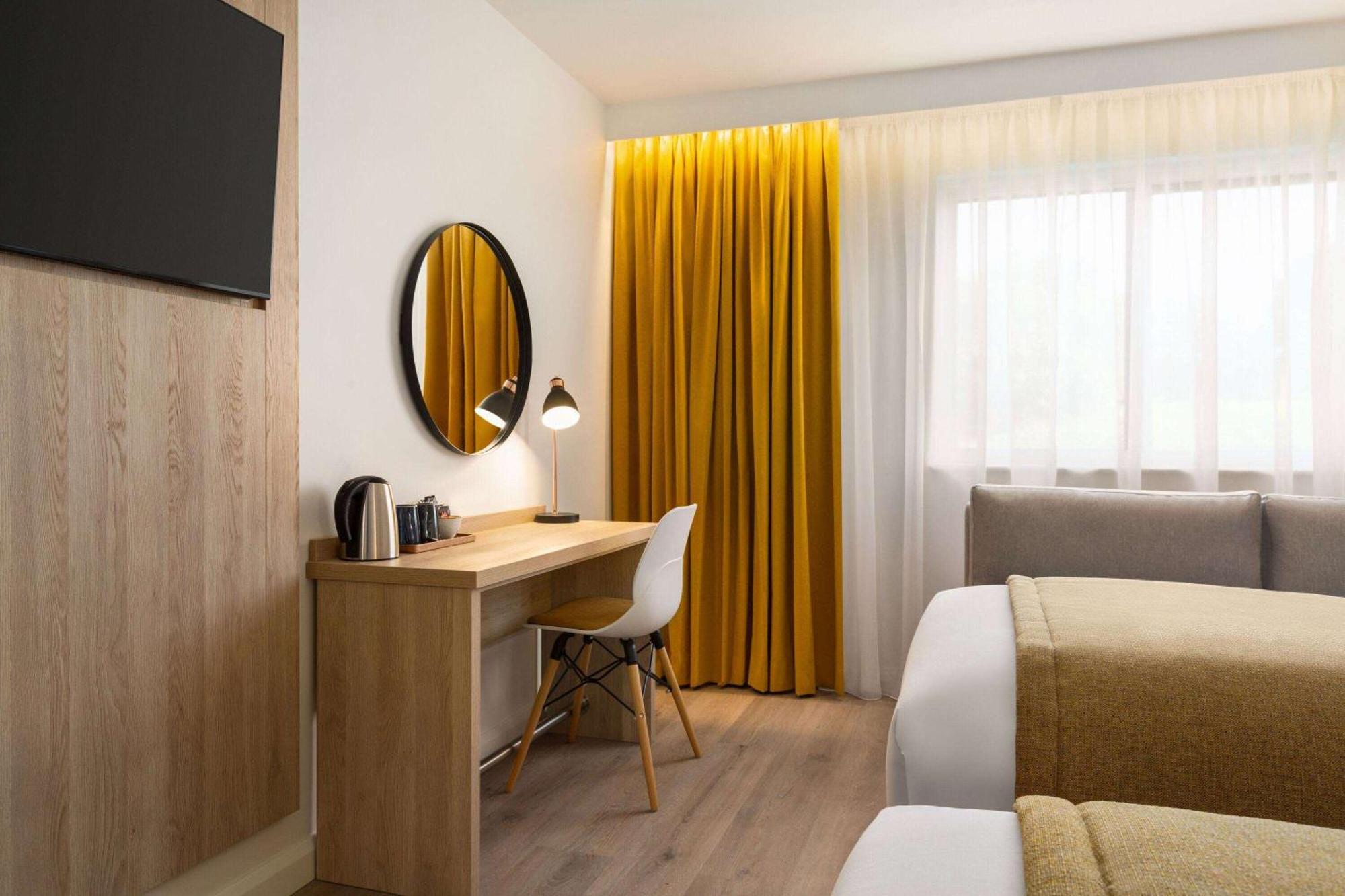 Super 8 By Wyndham Chester East Bagian luar foto