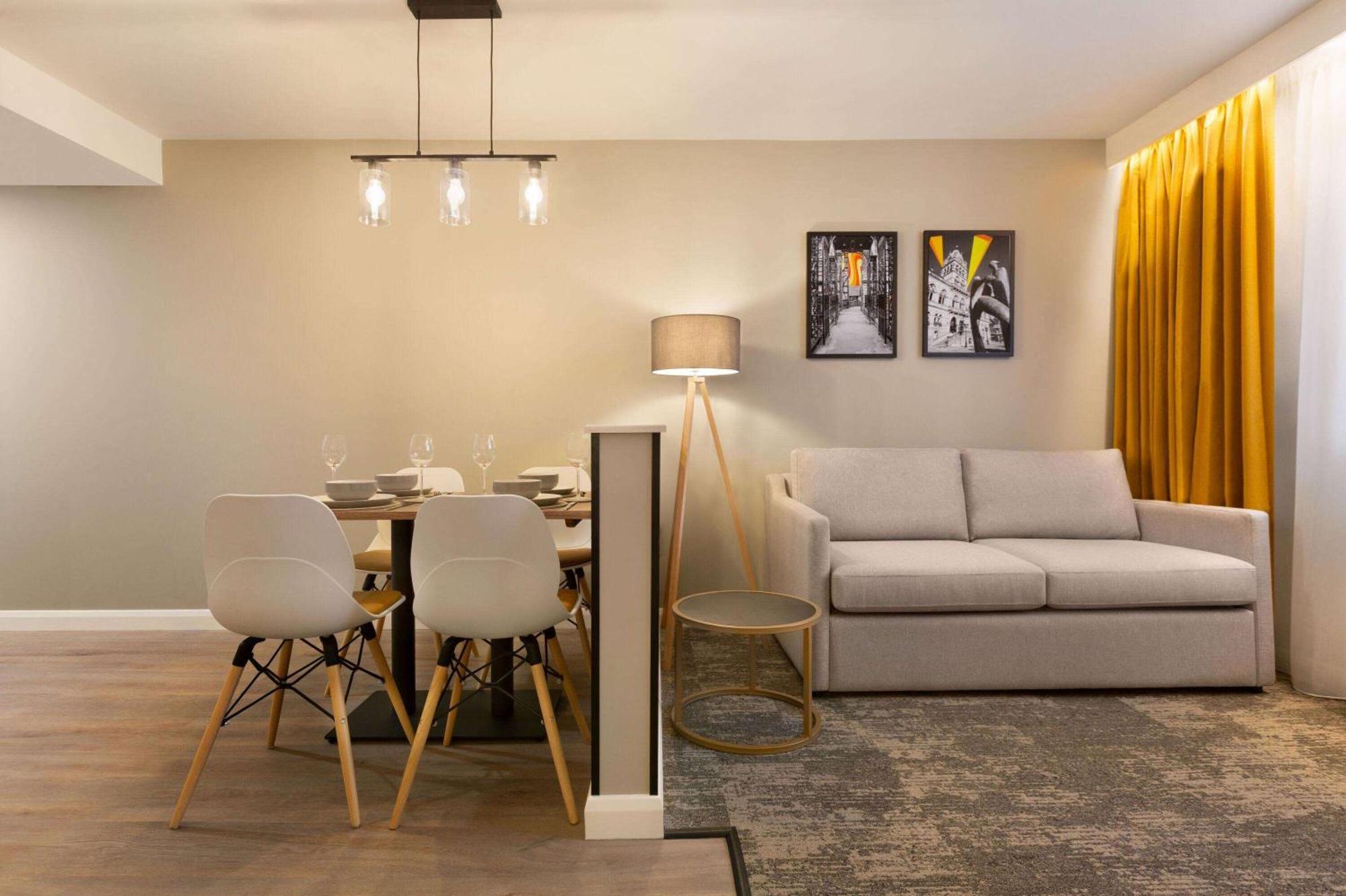 Super 8 By Wyndham Chester East Bagian luar foto
