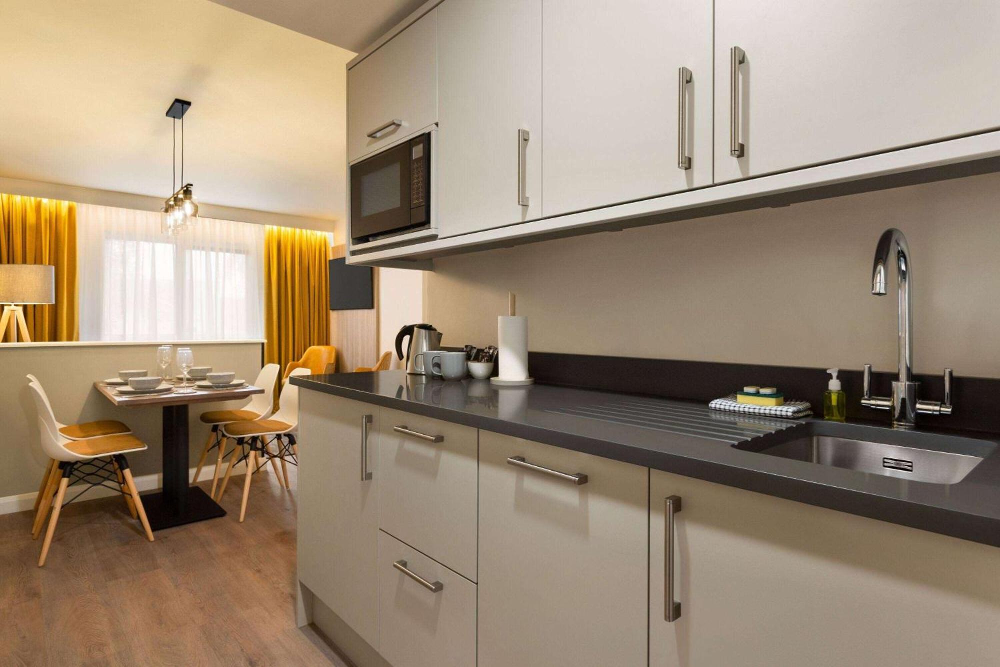 Super 8 By Wyndham Chester East Bagian luar foto