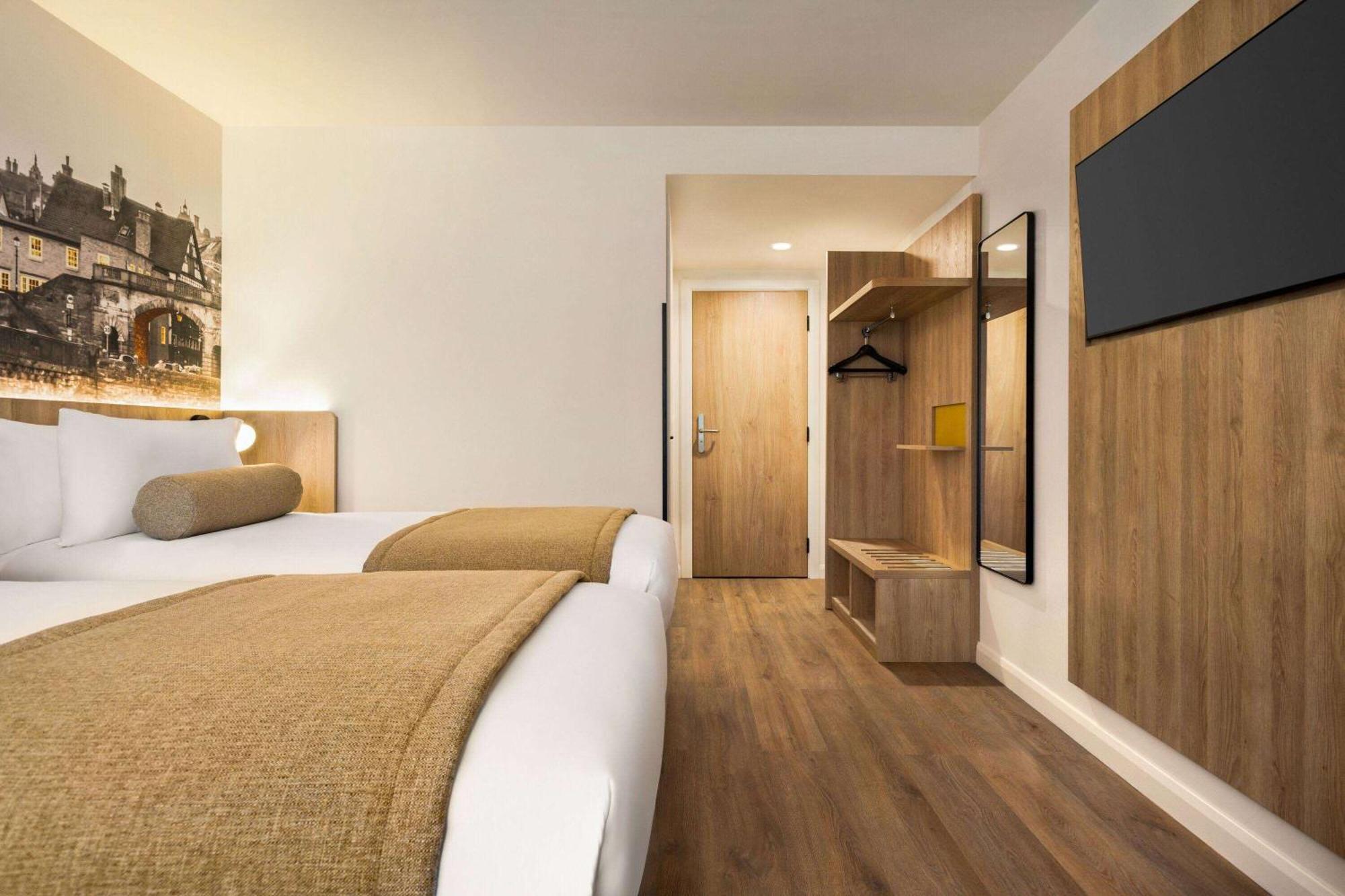 Super 8 By Wyndham Chester East Bagian luar foto