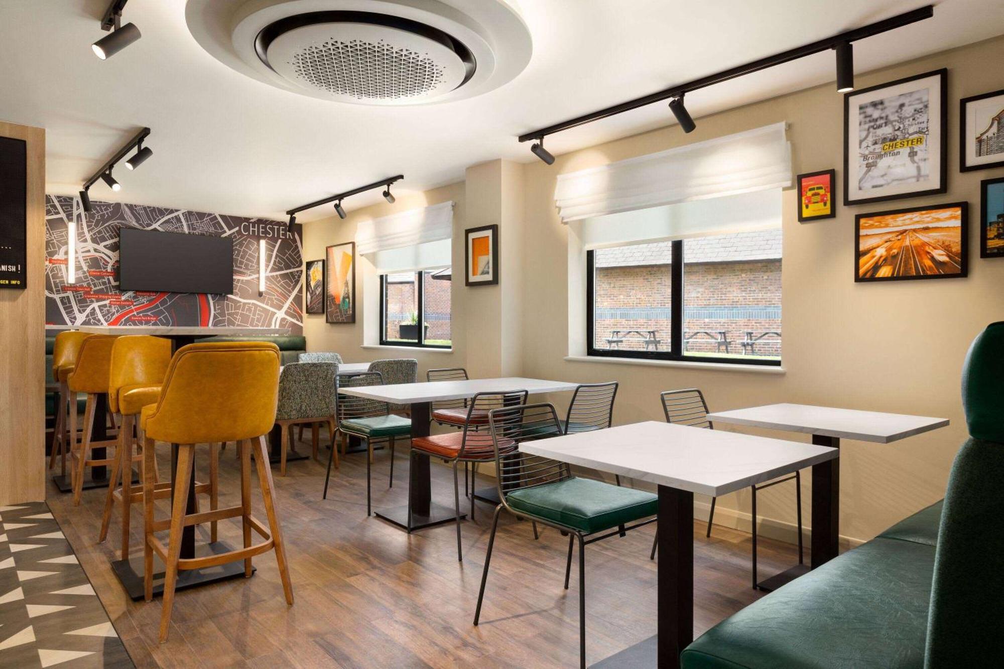 Super 8 By Wyndham Chester East Bagian luar foto