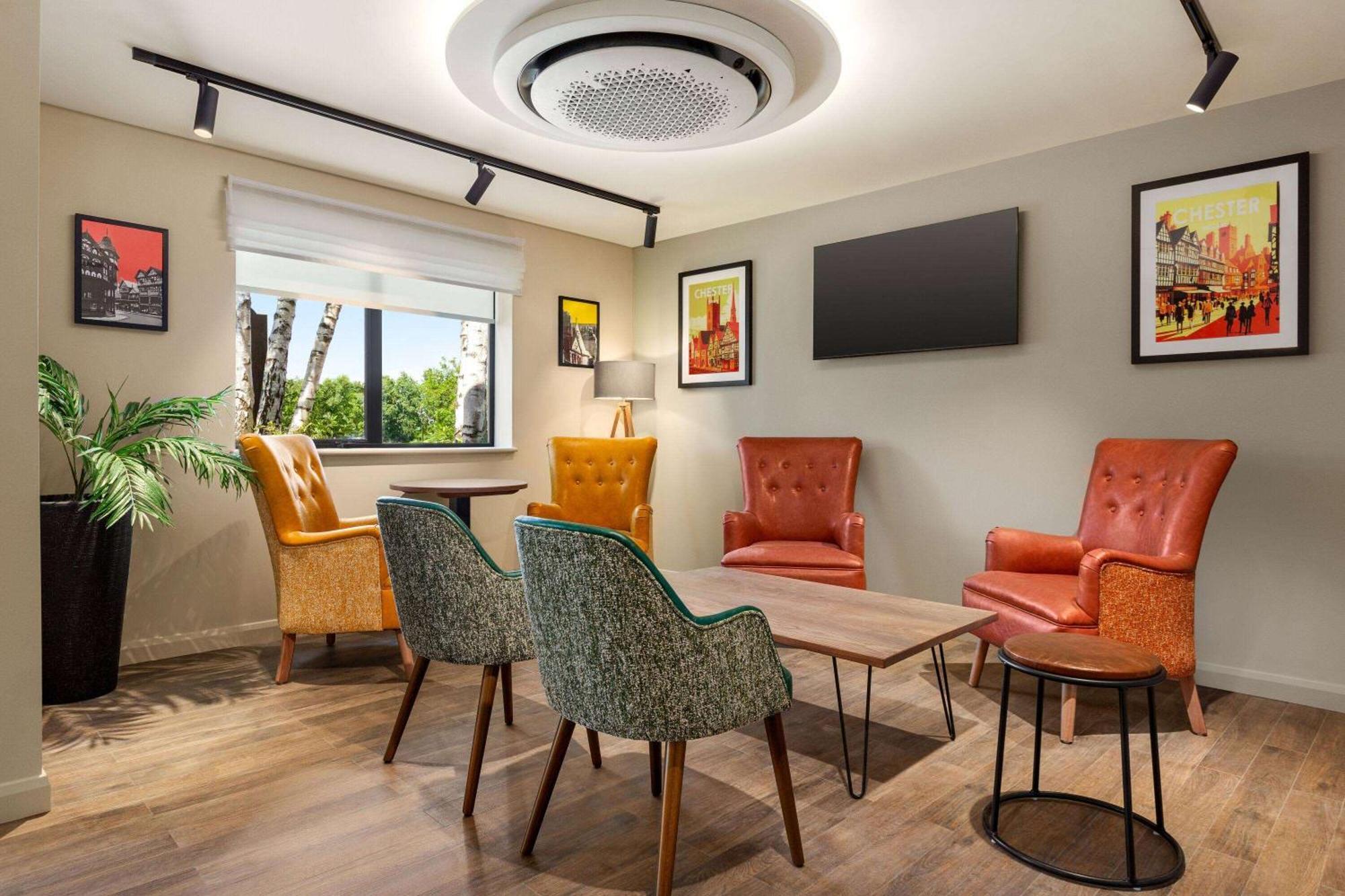 Super 8 By Wyndham Chester East Bagian luar foto