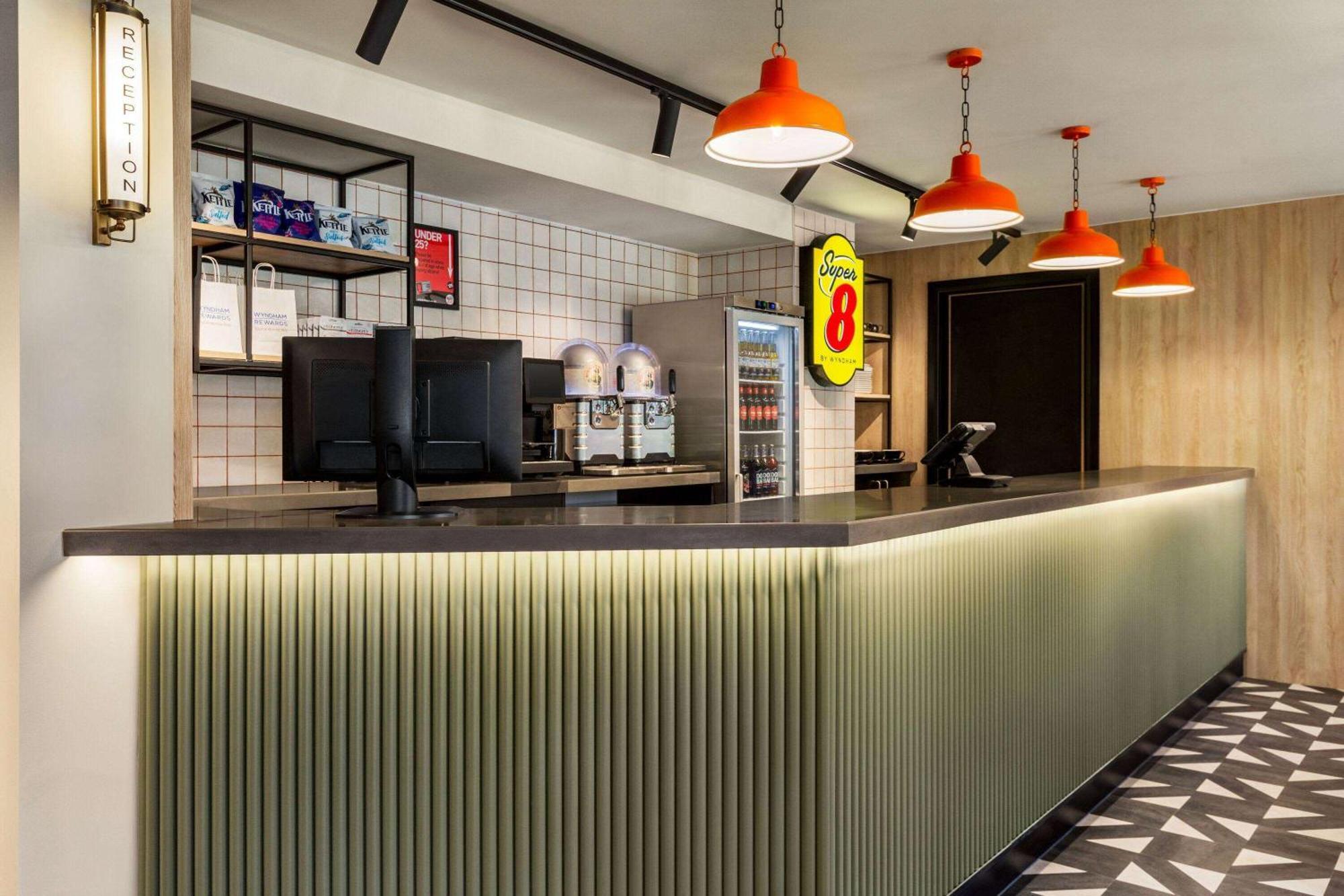 Super 8 By Wyndham Chester East Bagian luar foto