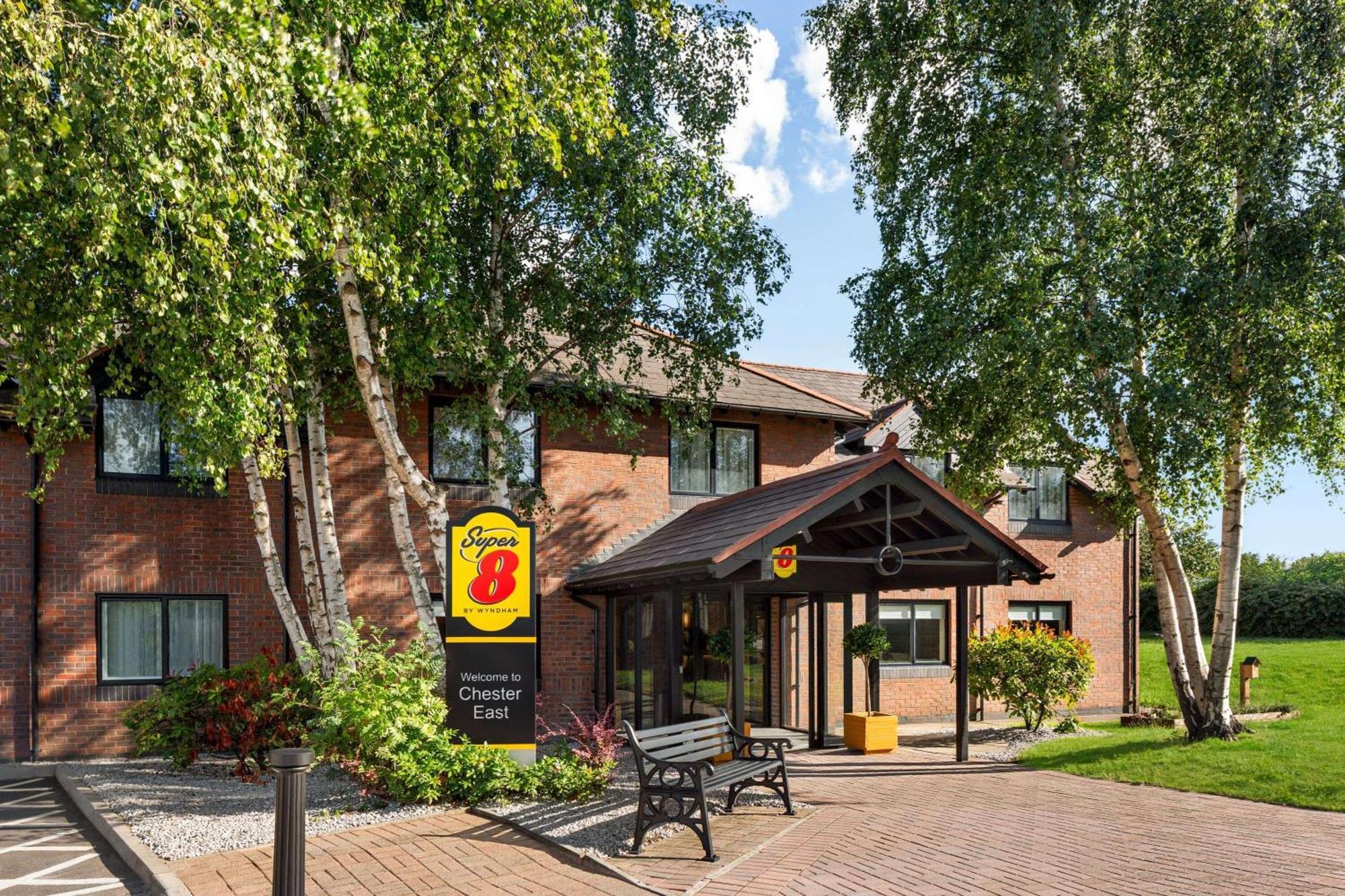 Super 8 By Wyndham Chester East Bagian luar foto