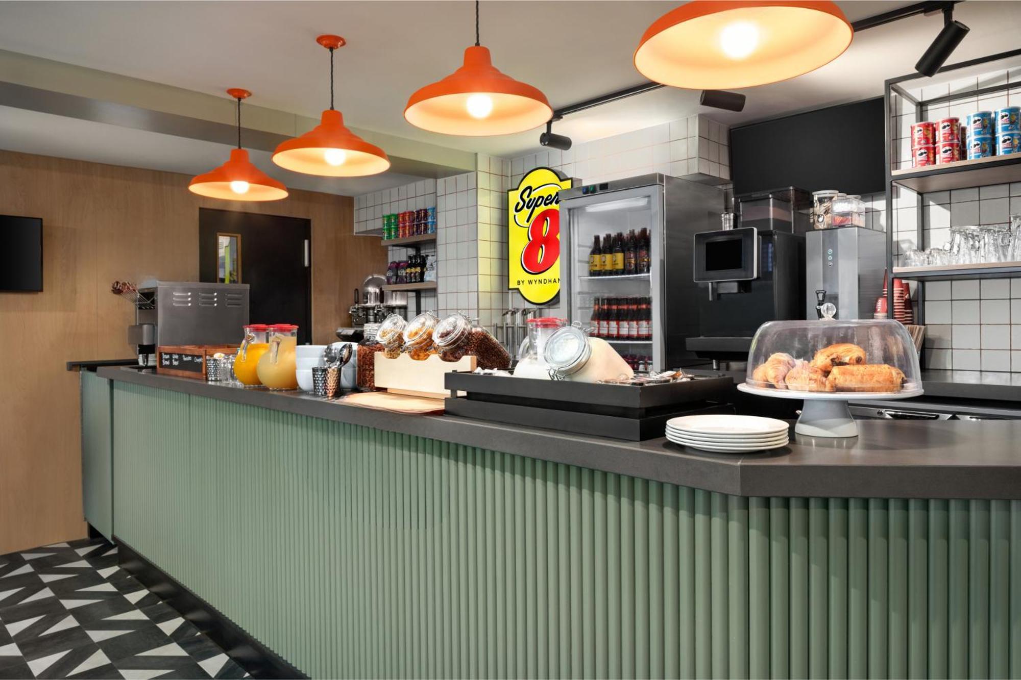 Super 8 By Wyndham Chester East Bagian luar foto
