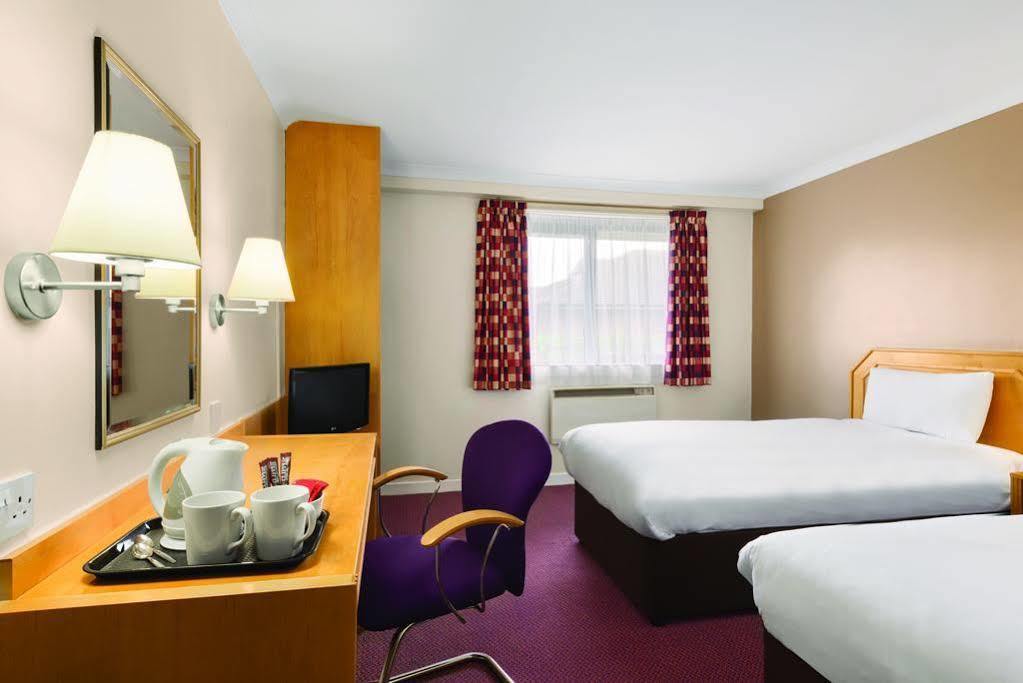 Super 8 By Wyndham Chester East Bagian luar foto