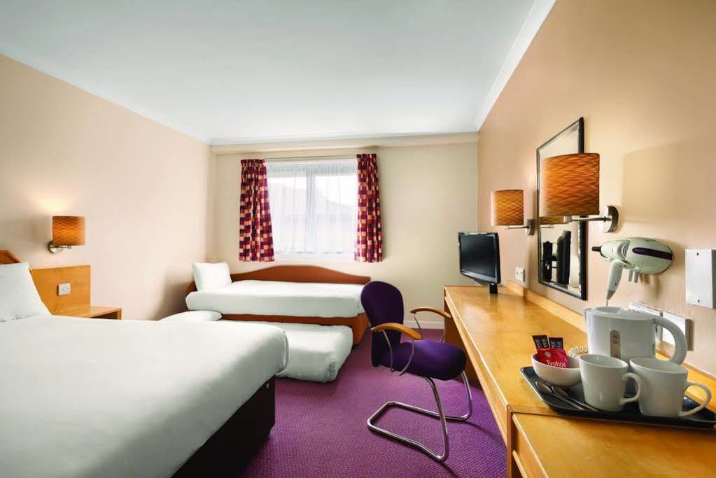 Super 8 By Wyndham Chester East Bagian luar foto