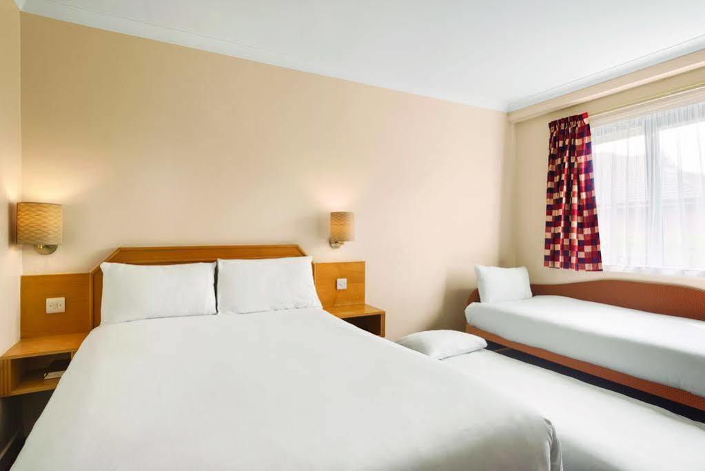 Super 8 By Wyndham Chester East Bagian luar foto