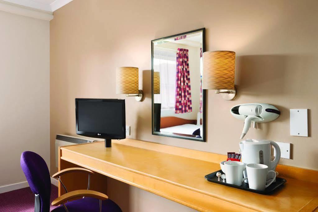 Super 8 By Wyndham Chester East Bagian luar foto