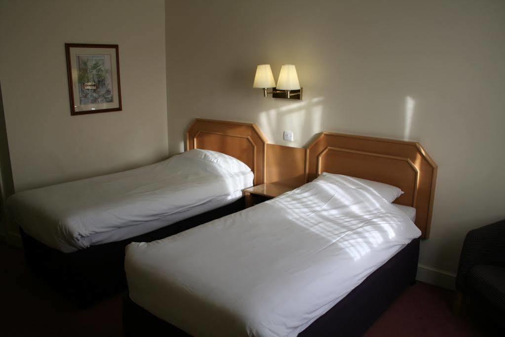 Super 8 By Wyndham Chester East Bagian luar foto
