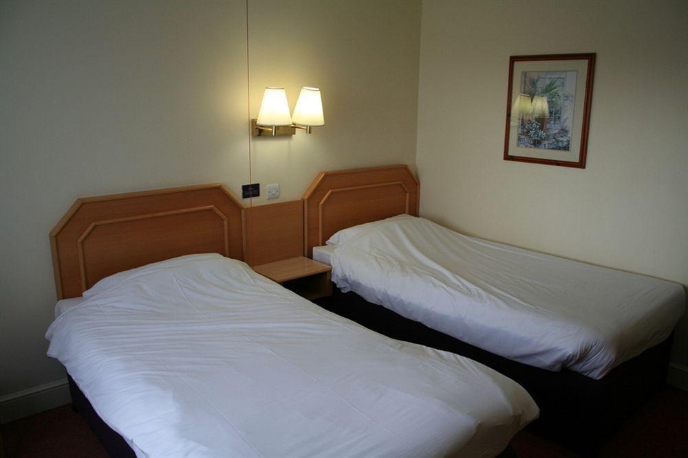 Super 8 By Wyndham Chester East Bagian luar foto
